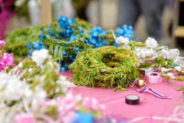 Vrbica ortodoks bayramı. İnananlardan oluşan bir kalabalık Cumartesi günü tapınakta Lazarus 'ta kutlama yapıyor. Çocuklar ve genç kızlar çelenk takıyor. Küçük çanlar, söğüt dallarından çelenkler ve kilisenin yakınında satılan çiçekler..