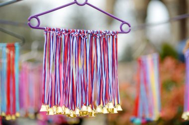 Vrbica ortodoks bayramı. İnananlardan oluşan bir kalabalık Cumartesi günü tapınakta Lazarus 'ta kutlama yapıyor. Çocuklar ve genç kızlar çelenk takıyor. Küçük çanlar, söğüt dallarından çelenkler ve kilisenin yakınında satılan çiçekler..