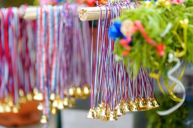 Vrbica ortodoks bayramı. İnananlardan oluşan bir kalabalık Cumartesi günü tapınakta Lazarus 'ta kutlama yapıyor. Çocuklar ve genç kızlar çelenk takıyor. Küçük çanlar, söğüt dallarından çelenkler ve kilisenin yakınında satılan çiçekler..