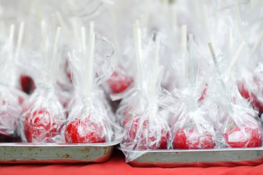 Paskalya Avrupa tatil pazarında nefis mermer helva ve elma şekeri. Geleneksel şehir fuarında ev yapımı helva, kurabiye ve kurabiye satışı. El yapımı tatlılar..