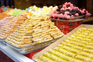 İstanbul, Türkiye - 4 Ağustos 2023: Bir dükkan vitrininde geleneksel Türk tatlı baklava çeşitleri. Yemek geçmişi olarak tatlılar. Doku. Yakın plan.