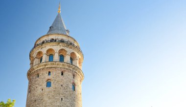 İstanbul, Türkiye - 4 Ağustos 2023: Güneşli bir günde İstanbul 'daki ünlü Galata Kulesi manzarası. Altın saat boyunca martılarla dolu pitoresk şehir manzarası.