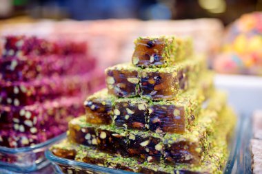 Dükkan vitrininde geleneksel Türk lezzeti tatlısı çeşitleri. Yemek geçmişi olarak tatlılar. Doku. Yakın plan.