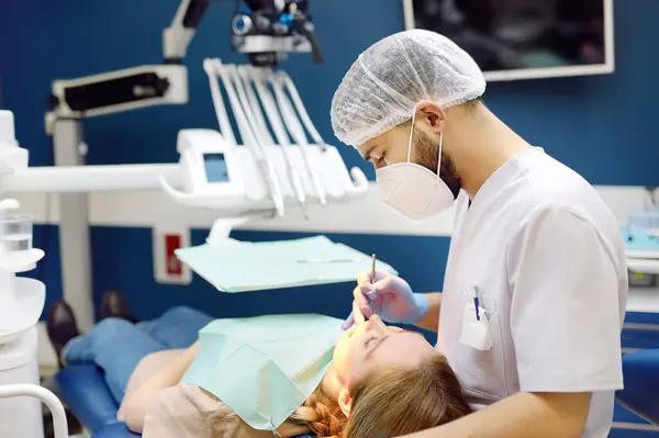 现代医疗中心的牙科医生和病人 医生在医院治疗一位年轻妇女的牙齿 医生在对病人进行正畸或假肢治疗之前对病人进行检查 卫生和牙齿健康 — 图库照片
