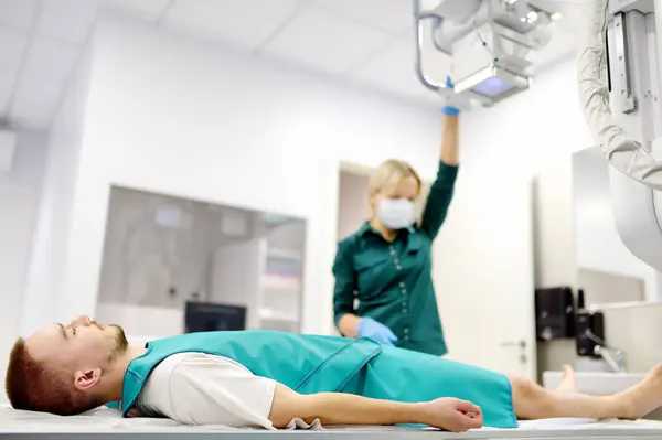 Modern Klinikteki Röntgen Odasında Genç Bir Erkek Hastanın Röntgenini Çekecek — Stok fotoğraf