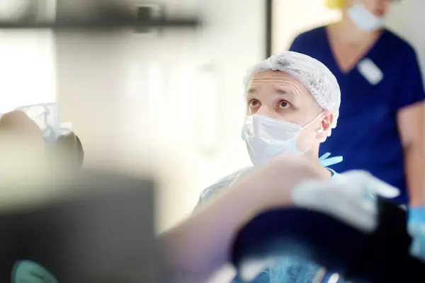 Pacient Gynekologické Operaci Gynekologickém Křesle Doktor Provádí Invazivní Lékařskou Proceduru — Stock fotografie