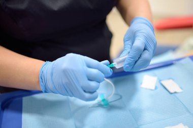 Bir hemşire hastasından kan almaya hazırlanıyor. Modern bir laboratuvar ya da hastanede incelemek için kan örneği alıyorum. Dünya kan bağışı günü