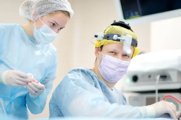 Los Cirujanos Son Durante Operación Maxilofacial Utilizando Microscopio Endoscopio Hospital — Foto de Stock