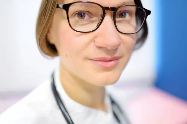 Ritratto Ravvicinato Giovane Medico Cardiologo Femminile Durante Appuntamento Paziente Consulenza — Foto Stock