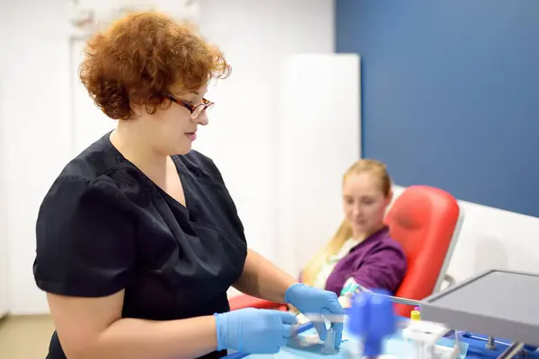 一位护士准备从一位年轻妇女身上抽血 在现代化的实验室或医院采集血液样本进行检查 捐款过程中的捐助方 — 图库照片