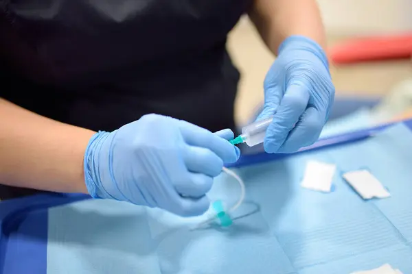 Una Enfermera Prepara Para Tomar Sangre Paciente Tomar Una Muestra — Foto de Stock