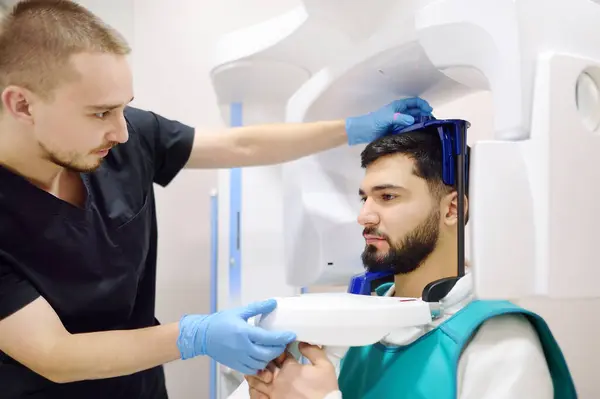 牙医将在牙科诊所对男病人进行数字X光检查 全景摄影 医疗中心的现代专业牙科设备 — 图库照片