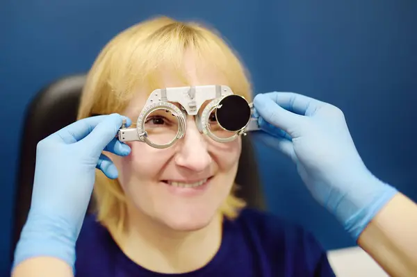 Leende Äldre Kvinna Med Optikerprövad Kropp Oftalmologiska Kliniken Utnämning Ögonläkare — Stockfoto