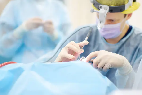 Los Cirujanos Son Durante Operación Maxilofacial Utilizando Microscopio Endoscopio Hospital — Foto de Stock