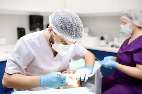 Zahnarzt Und Patient Einem Modernen Medizinischen Zentrum Arzt Behandelt Junge — Stockfoto