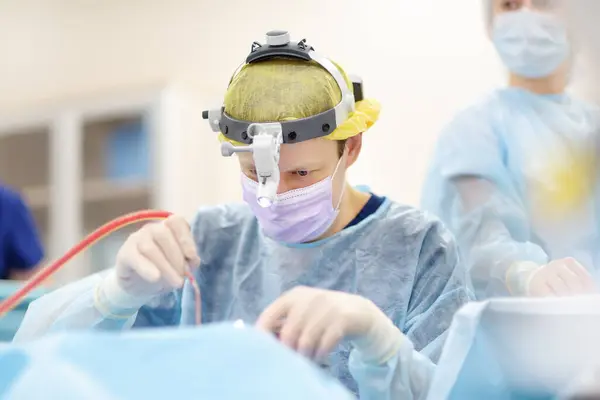 Sebészek Alatt Maxilloface Műtét Mikroszkóppal Endoszkóppal Modern Kórházban Orvosokkal Dolgoznak — Stock Fotó