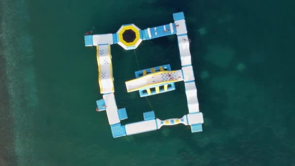 Αεροφωτογραφία Drone Εξέδρας Aquapark Στην Αδριατική Θάλασσα Άνθρωποι Διασκεδάζουν Μια Royalty Free Βίντεο Αρχείου