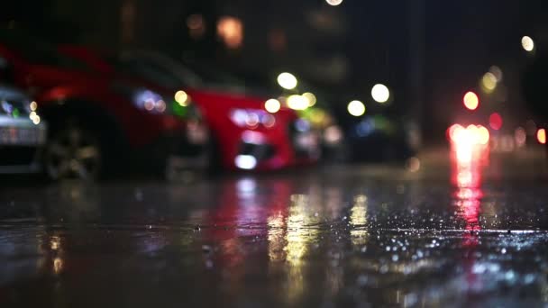 Atmosfäriska Video Regnstorm Nattstad Kraftigt Regn Och Stänk Från Bilar Stockvideo