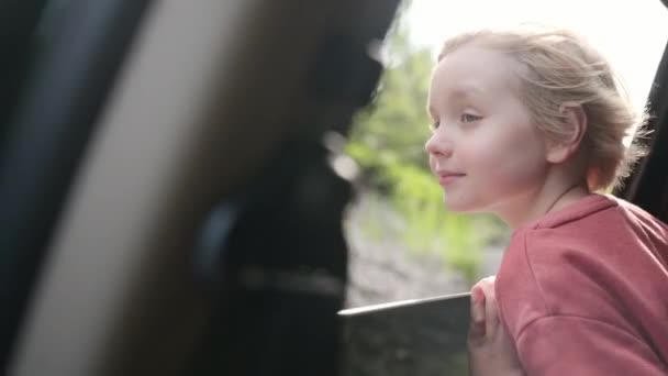 Preteen Pojke Titta Genom Fönstret Bilen Familjens Road Trip Och Stockfilm