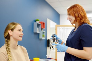 Baş dönmesi belirtileri gösteren bir kadın nörolog tarafından muayene edilir. Doktor hastaya iç kulağın yapısını ve kulaklardaki kristalleri açıklar. İyi huylu paroksismal pozisyonsal baş dönmesi