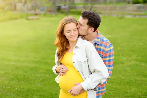 Junge Familie Erwartet Ein Baby Ein Glückliches Paar Werdender Eltern lizenzfreie Stockbilder