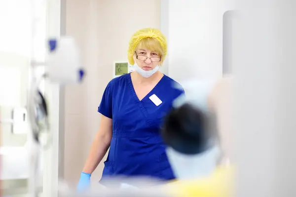 Хирург Ассистент Интерн Медсестра Наблюдают Ходом Хирургической Операции Портативном Экране Лицензионные Стоковые Изображения