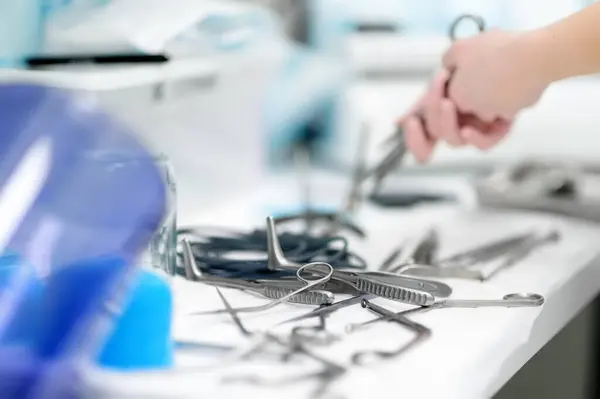 Pielęgniarka Przygotowuje Chirurgiczne Instrumenty Medyczne Sterylizacji Operacji Zestaw Narzędzi Chirurgicznych Zdjęcia Stockowe bez tantiem