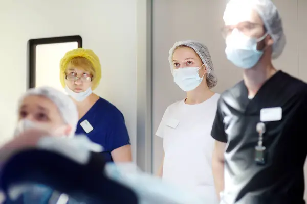 Хирург Ассистент Интерн Медсестра Наблюдают Ходом Хирургической Операции Портативном Экране Стоковое Фото