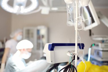 Jinekolog hasta jinekoloji kürsüsünde. Doktor modern hastanede invaziv bir tıbbi prosedür uyguluyor. Rahim ağzı kanseri teşhisi ve tedavisi. Tıbbi malzemelere odaklan.