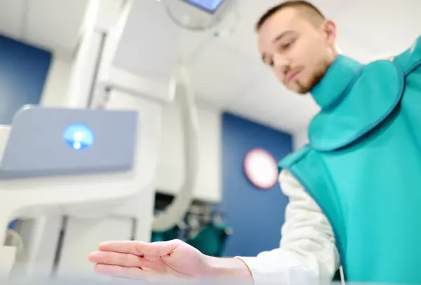 Jongeman Met Röntgenfoto Van Gebroken Hand Röntgenkamer Moderne Kliniek Patiënt Stockfoto