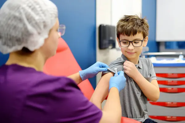 一个男孩正在接种疫苗 在流行病或疾病爆发期间 为儿童接种疫苗 在常规疫苗接种期间的孩子 免版税图库图片