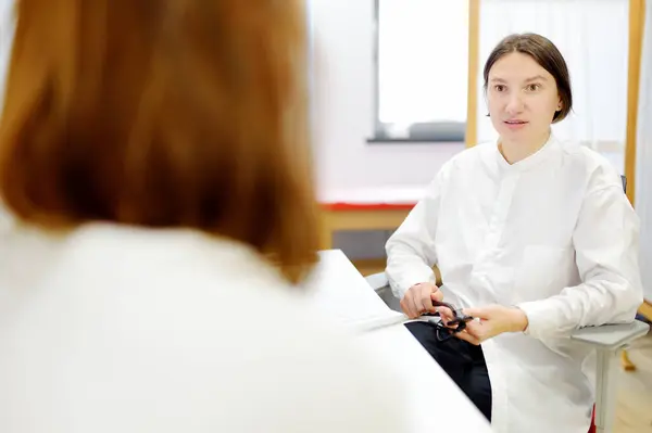 Cardiólogo Durante Nombramiento Una Mujer Joven Médico Habla Con Paciente Fotos De Stock