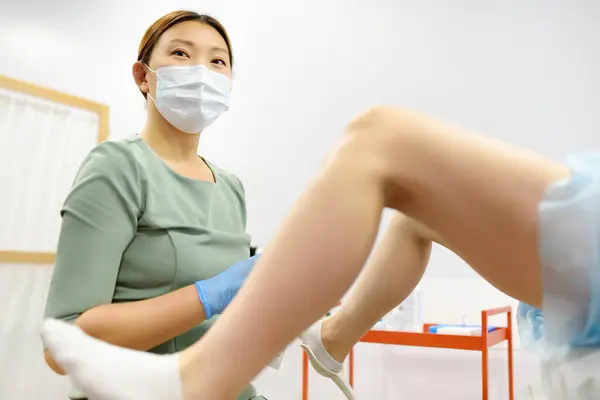 Ginecologista Examina Paciente Deitado Cadeira Ginecológica Usando Especular Vaginal Médica Fotografia De Stock