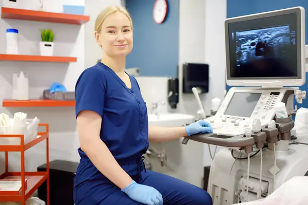 超音波スキャンの女性医師は クリニックの職場にいます 患者を待っているオフィスの医師の肖像画 内臓の超音波 心臓または血管 ロイヤリティフリーのストック画像