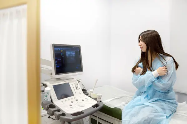 Молодая Женщина Приеме Маммолога Обследования Молочных Желез Лимфоузлов Пациент Ждет Стоковое Изображение