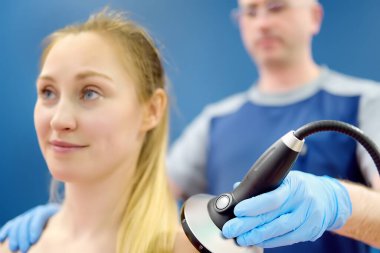 Güzellik salonundaki ekstrakorporal şok terapisini kapat. Boyun ve sırt kasları için şok dalgalarıyla fizik tedavi. Yaralandıktan sonra rehabilitasyon. Modern tıp teknolojisi.