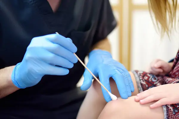 Omsorgsfull Lege Sjekker Føflekker Huden Til Lite Barn Dermatologen Fjerner royaltyfrie gratis stockbilder