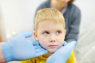 Küçük tatlı bir çocuk annesiyle birlikte bir çocuk doktoruyla randevuda. Doktor ENT küçük bir hastanın lenf düğümlerini inceliyor. Çocuklarda viral ve bakteriyel hastalıklar