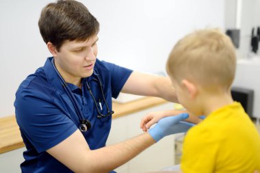 Küçük tatlı bir çocuk annesiyle birlikte bir çocuk doktoruyla randevuda. Doktor ortopedist küçük bir hastanın eklemlerini inceliyor. Çocuklarda kas iskeleti sistemi ile ilgili sorunlar