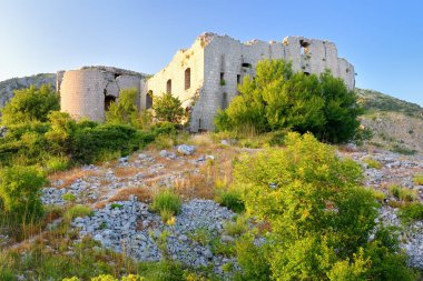Karadağ 'daki Kosmach Kalesi' nin muhteşem manzarası. Kale Budva yakınlarında. Eski kale Avusturya-Macaristan İmparatorluğu 'nda savunma yapısı ve gözlem noktası olarak inşa edildi. Karadağ manzarası