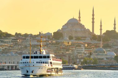 Türkiye 'nin İstanbul kentindeki Golden Horn Körfezi' nin çarpıcı gün batımı manzarası. Sultanahmet ilçesindeki Süleyman Camii ve Yeni Cami. Seyahat, turizm, gezi. İstanbul, Türkiye - 6 Ağustos 2023: