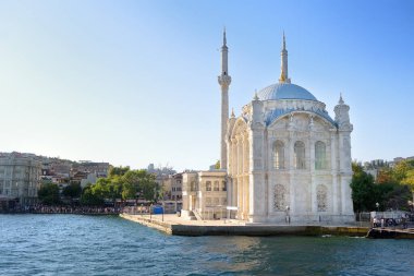 İstanbul, Türkiye - 6 Ağustos 2023: Sudan tarihi cami ortaklığı manzarası. Boğaz köprüsü yakınlarındaki bir turist gemisinden çekilmiş.