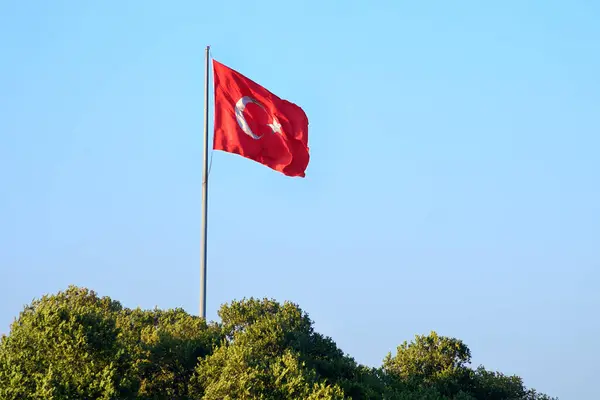 Machająca Flaga Republiki Turcji Przeciwko Błękitnemu Niebu Jest Czerwony Prostokątny Zdjęcie Stockowe