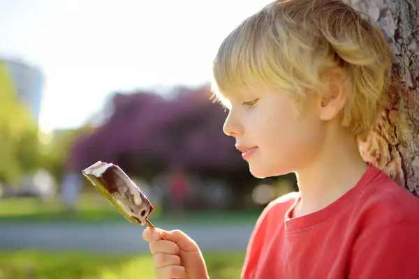 Happy Little Boy Enthusiastically Eating Tasty Ice Cream Outdoors Summer Rechtenvrije Stockfoto's