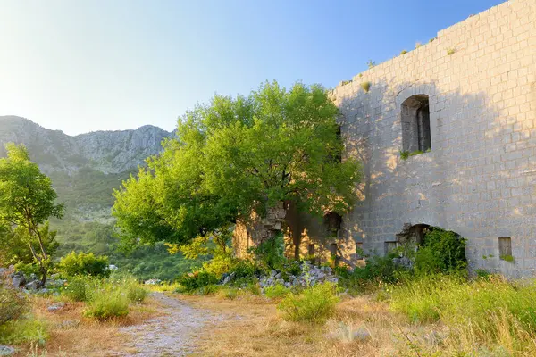 Niesamowity Widok Fort Kosmach Czarnogórze Forteca Znajduje Się Pobliżu Budvy Zdjęcie Stockowe