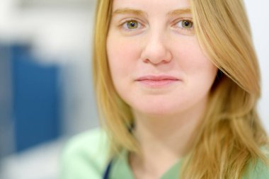 Güzel kadın çocuk doktorunun portresi hasta muayenehanesinde, modern bir klinikte ya da hastanede.