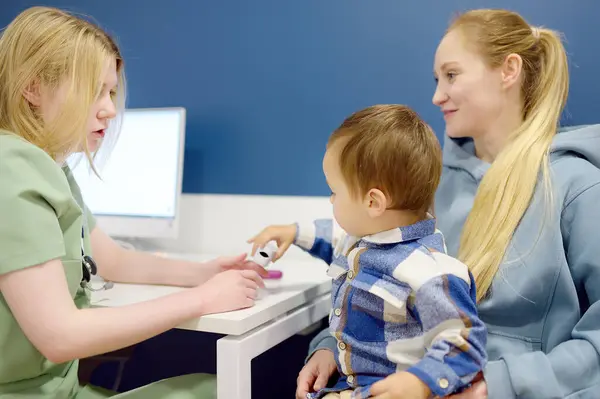 Cute Toddler Boy Appointment Caring Pediatrician Doctor Establishes Contact Trust Stockfoto