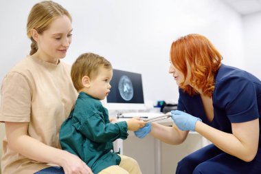 Bebek ve annesi klinikte pediatrik nörolog tarafından muayene ediliyor. Doktor testler yapar, refleksleri kontrol eder, küçük bir hastanın diyapazon kullandığını duyar. Çocuklar için son derece nitelikli tedavi