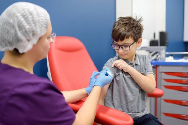 Bir çocuğa aşı yapılıyormuş. Çocuğa bir salgın sırasında ya da bir hastalık salgını sırasında aşı verilir. Rutin aşılama sırasında bir çocuk