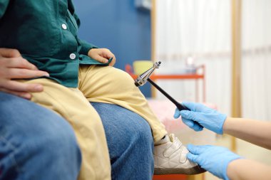 Bebek ve annesi modern bir klinikte pediatrik nörolog tarafından muayene ediliyor. Doktor testler yapar, küçük bir hastanın nörolojik çekicini kullanarak reflekslerini kontrol eder. Son derece nitelikli tedavi